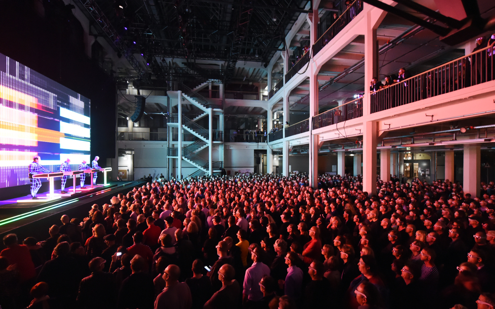 1500 Personen schauen mit 3D-Brillen auf die Bühne, die sich links im Bild befindet