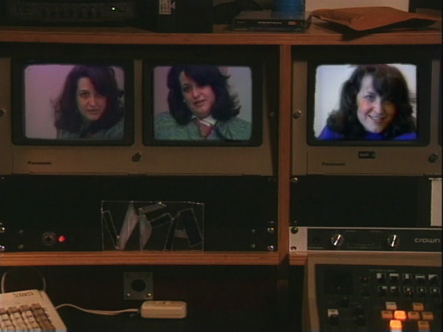 Drei alte Monitore, auf denen jeweils in anderer Pose eine Frau, Lynn Hershman Leeson, zu sehen ist.
