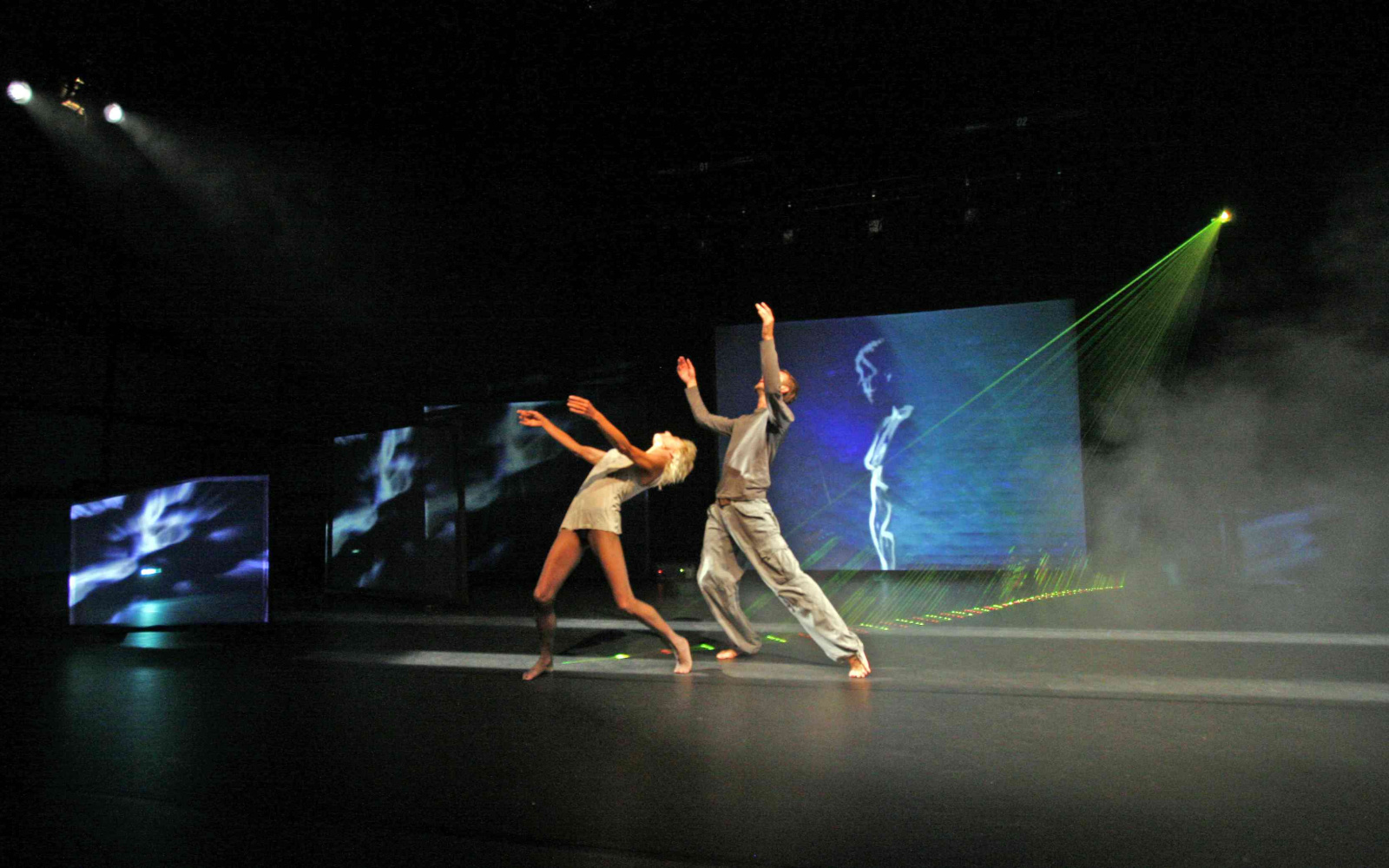 Zwei Personen auf einer Bühne mit Lichteffekten