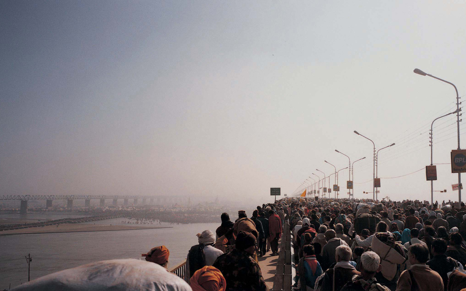 Eine Brücke voller Menschen