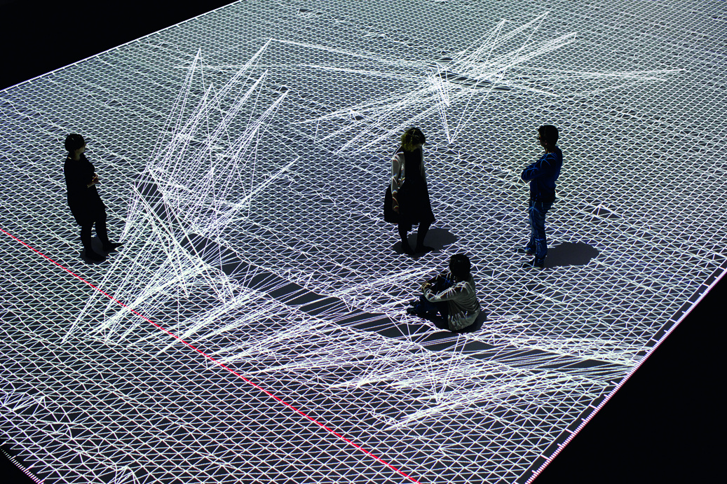 Vier Menschen auf einer riesigen Datenmatrix