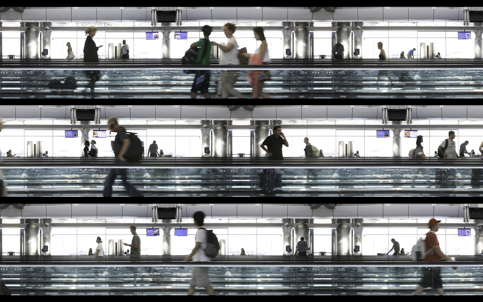 Flughafenszene, Menschen auf Rollbändern