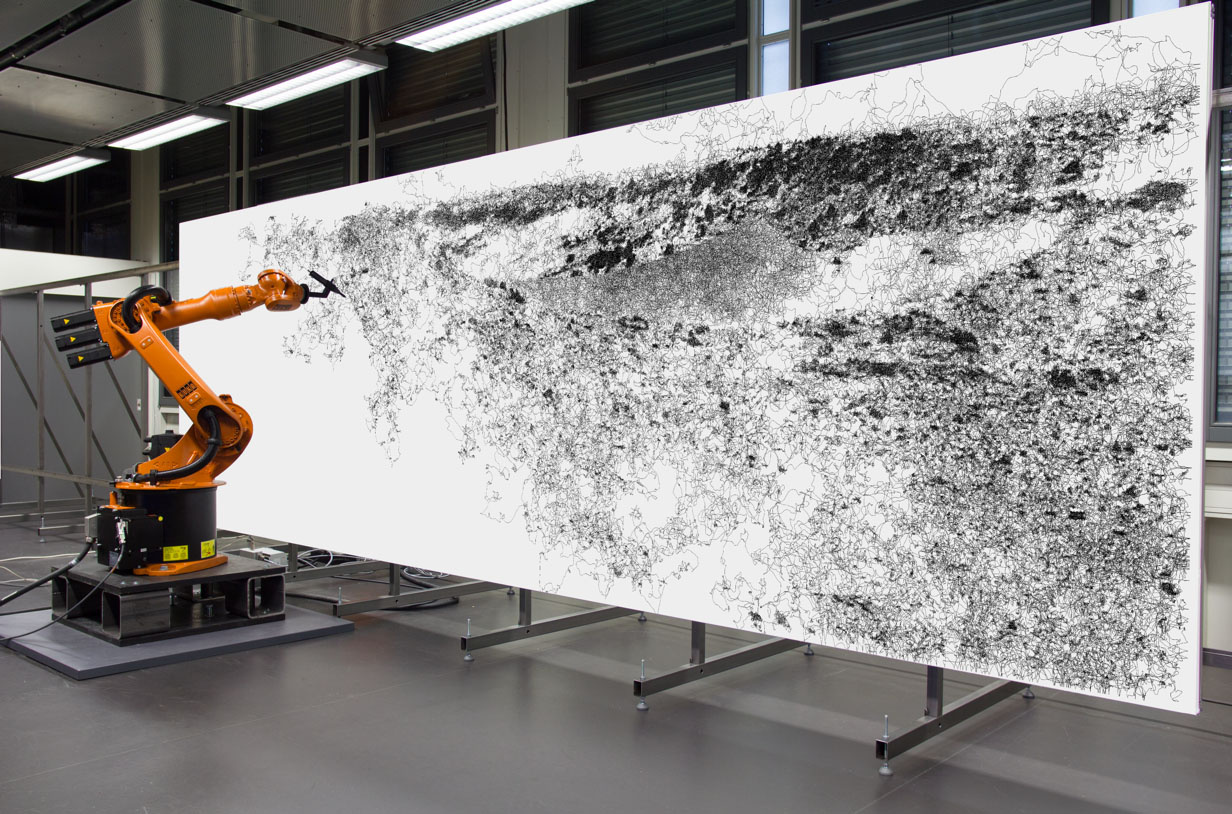 A roboter arm is drawing on a canvas