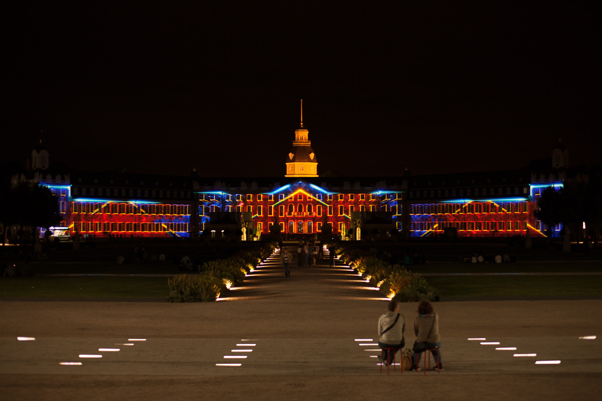 Die Karlsruher Schlossfassade in buntem Licht