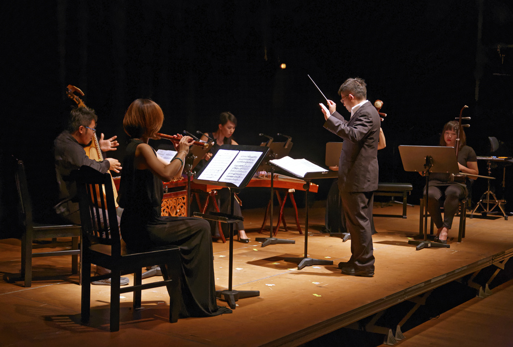 Ein vierköpfiges Orchester mit Dirigent