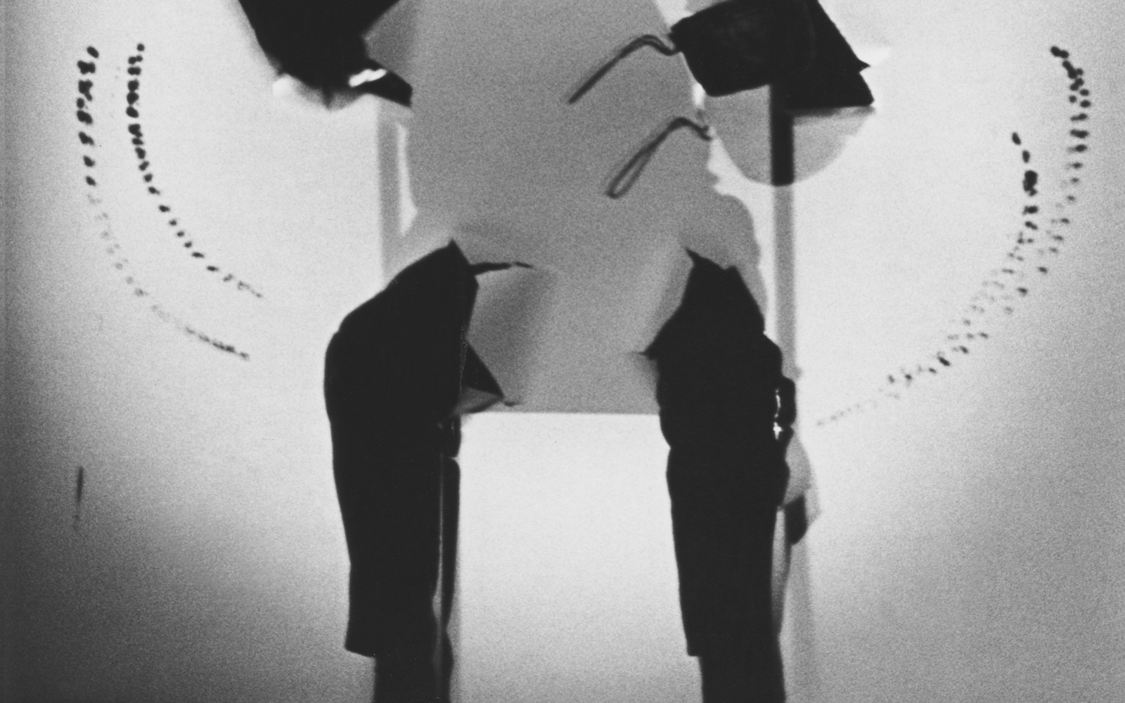 Schwarz-weiß Bild einer Silhouette, die auf einem Stuhl sitzt