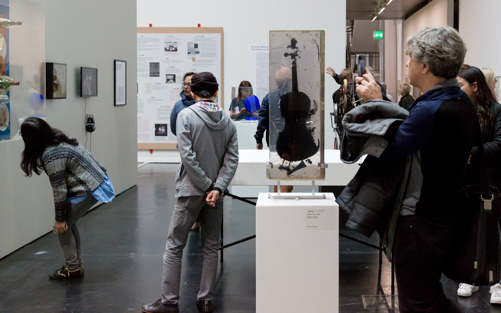 Besucher in der Ausstellung »Kunst in Europa 1945–1968«