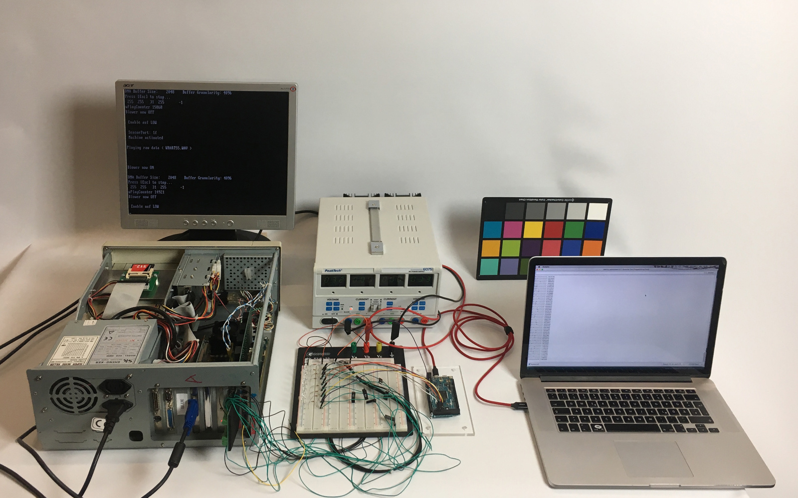 Ein Computer und elektronische Werkzeuge auf einem Tisch.