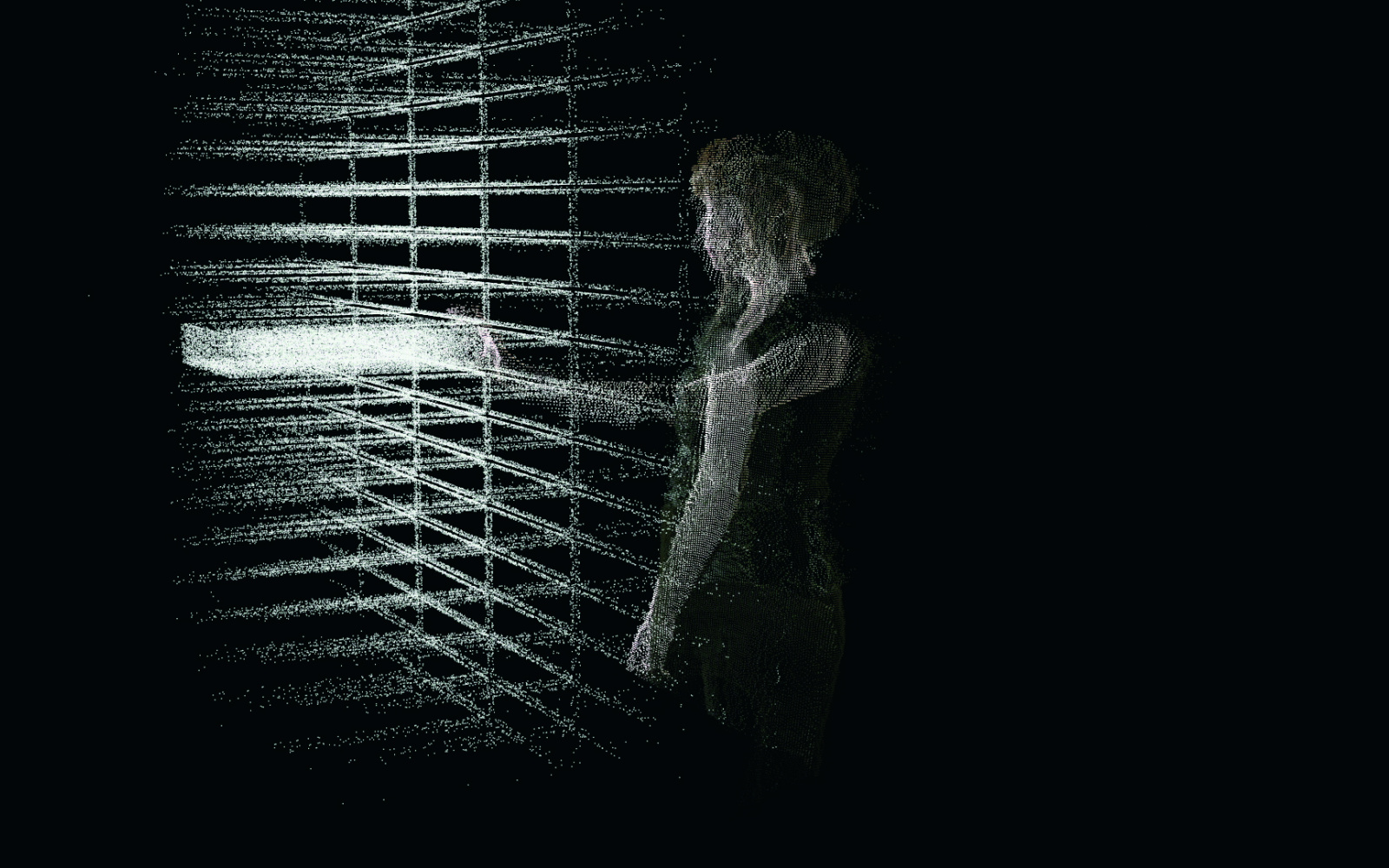 Eine Silhouette einer Frau aus Codes steht vor einem Raster aus Codes. 