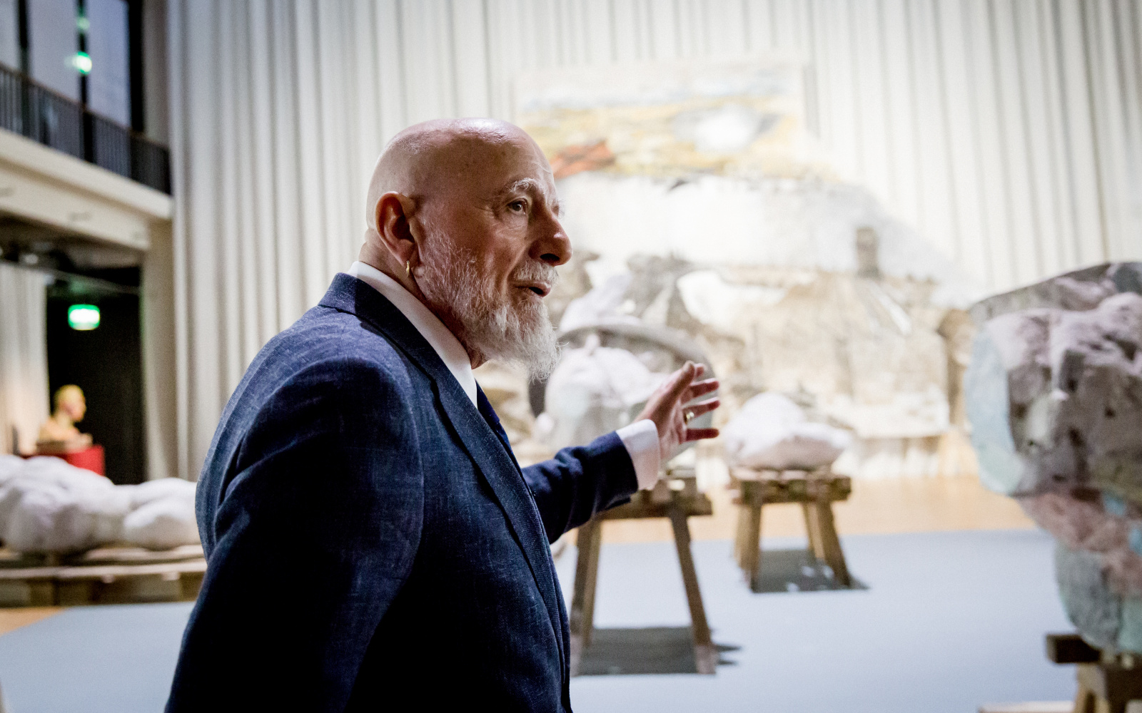 Markus Lüpertz in der Ausstellung vor der Merkur-Skulptur