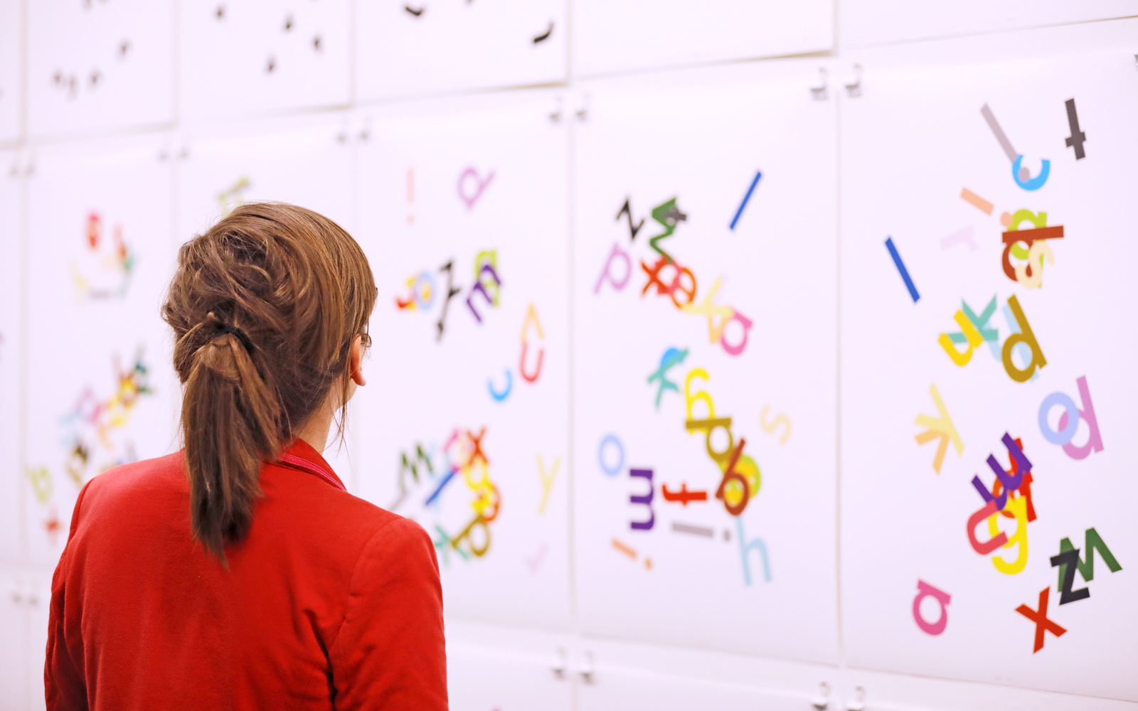 Visitor of the opening of the exhibition series »Poetic Expansions«