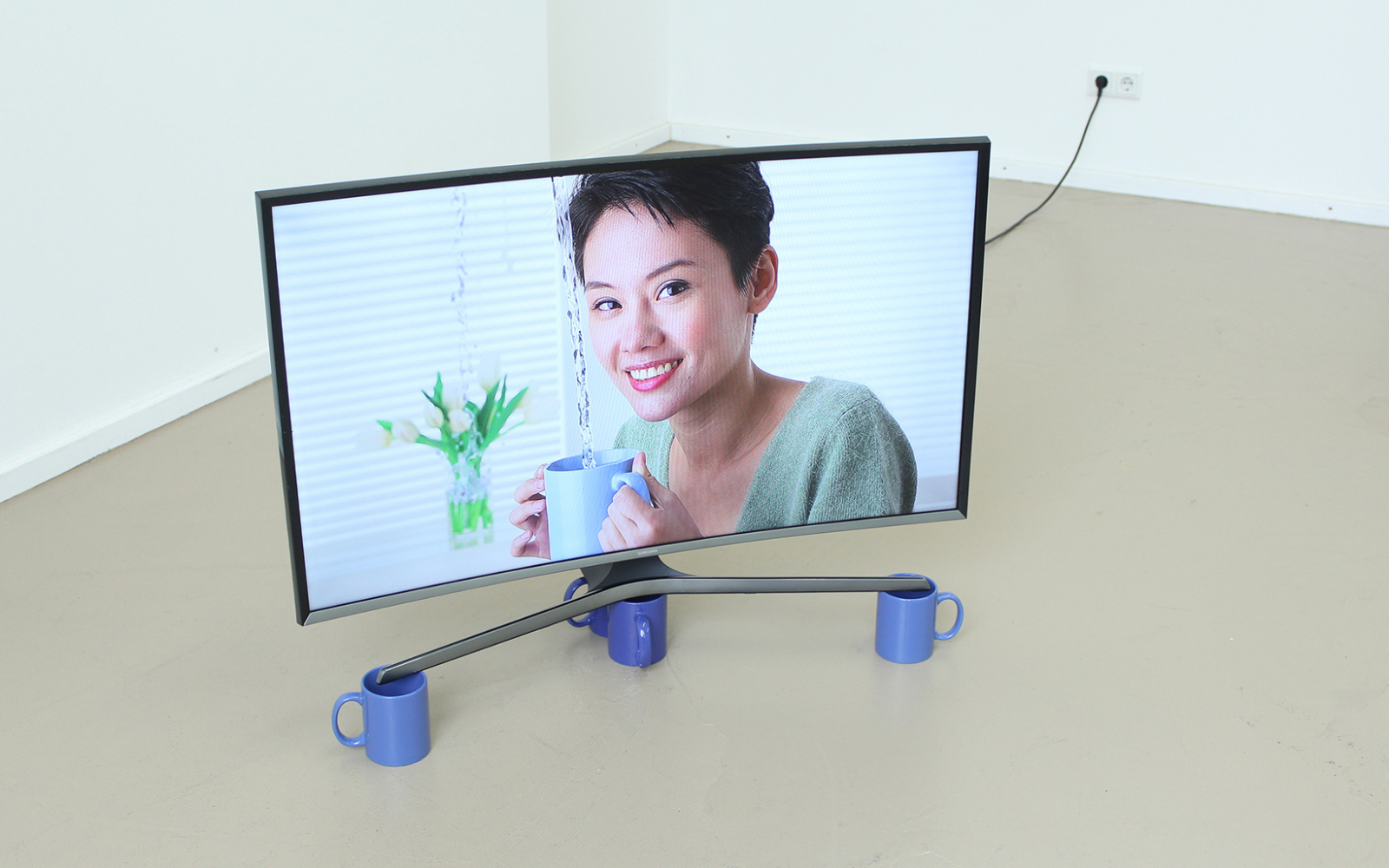 Phonemenology — The Umbrella Paradigm Riccardo Benassi, 2015, HD digital video loop 4’24’’, Samsung curved Led TV, 4 coffee mugs, Coproduced by Xing, Courtesy private collection Bergamo (IT)