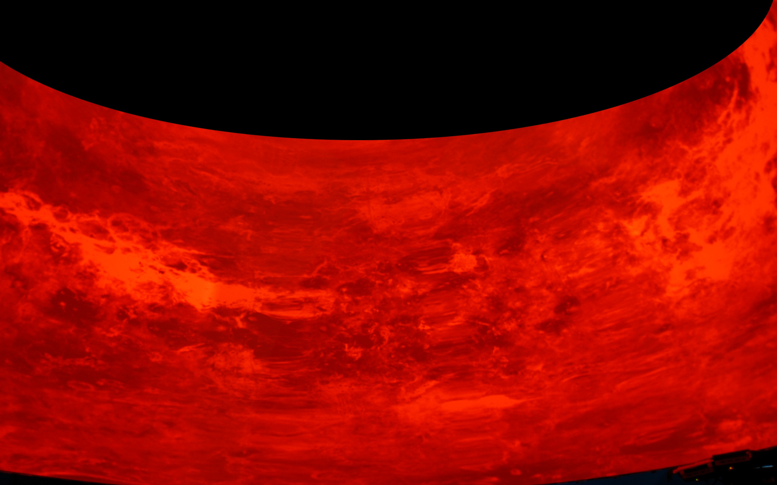 Rote 360° Grad Projektion in schwarzem Raum.