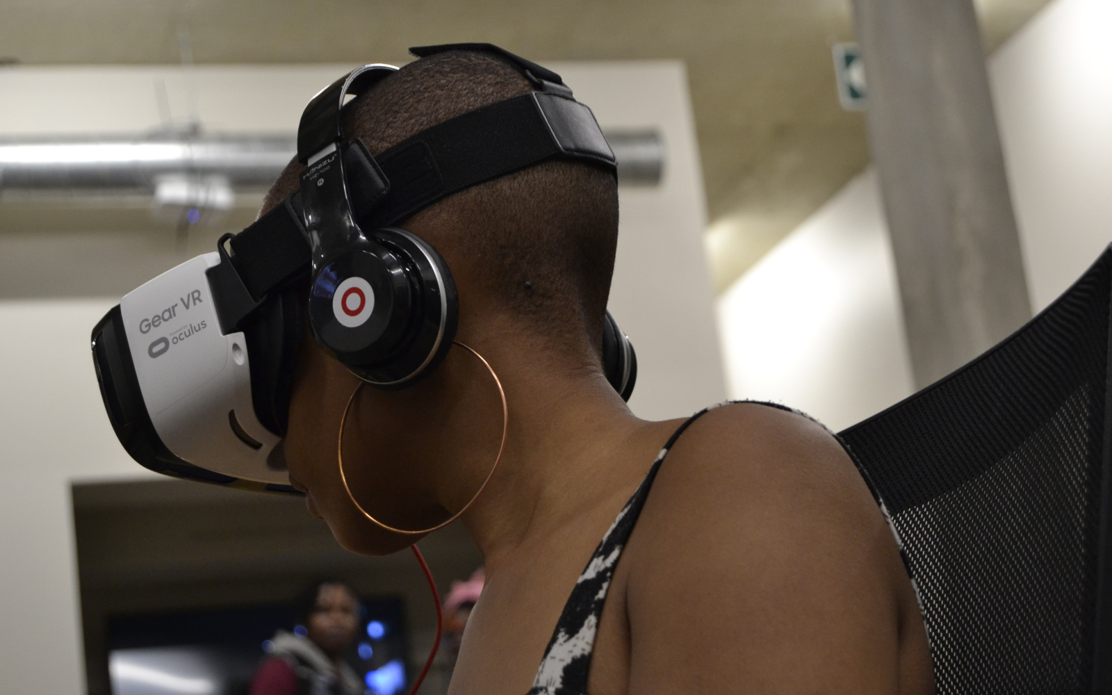 Schultern und Kopf einer afrikanischen Frau, die eine VR-Brille trägt