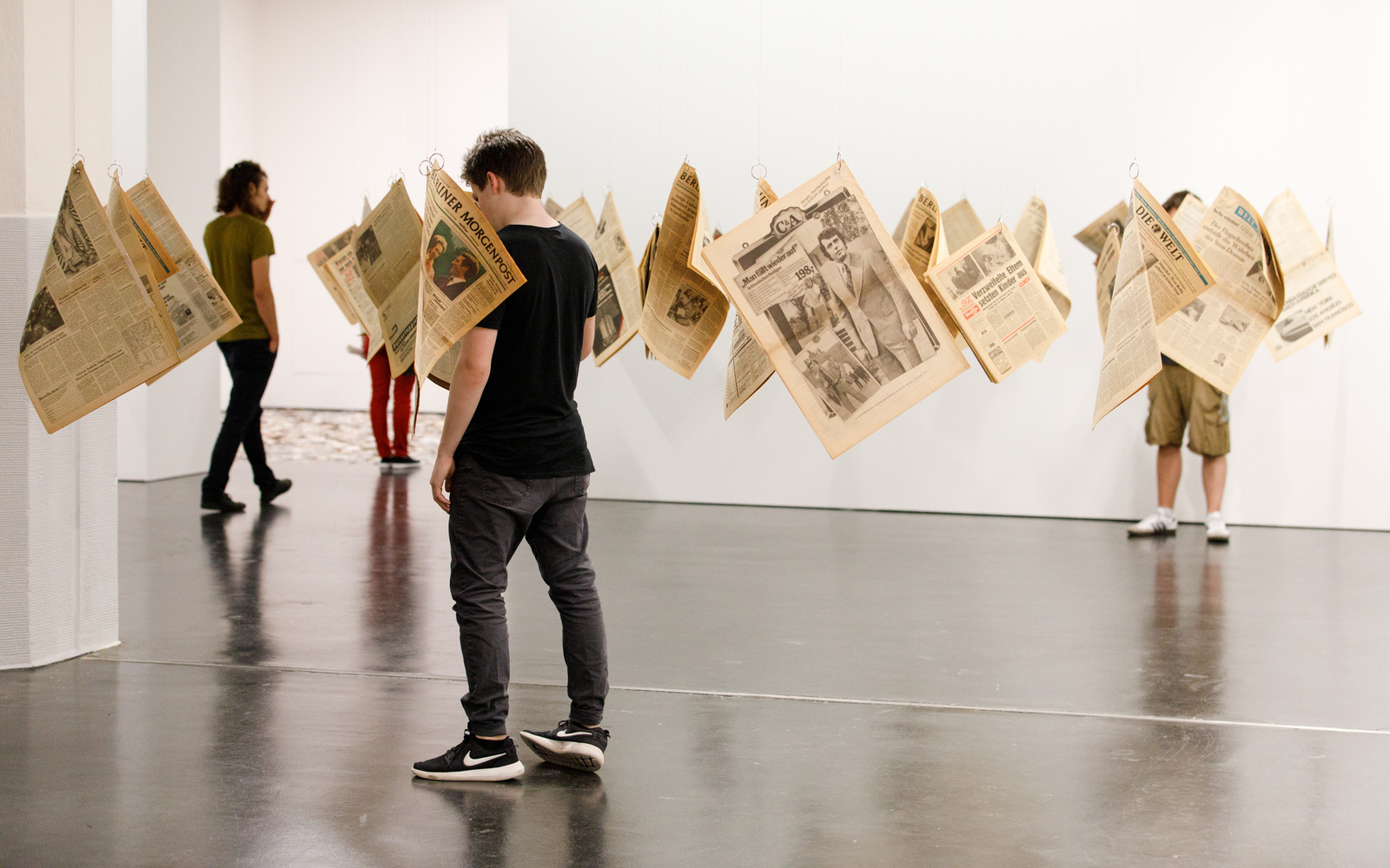 Blick in die Ausstellung »Dieter Hacker. Alle Macht den Amateuren«