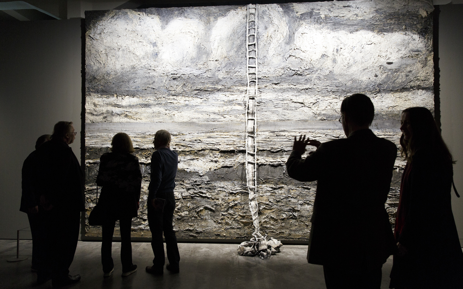 Visitors in front of the large slate of Anselm Kiefer. 