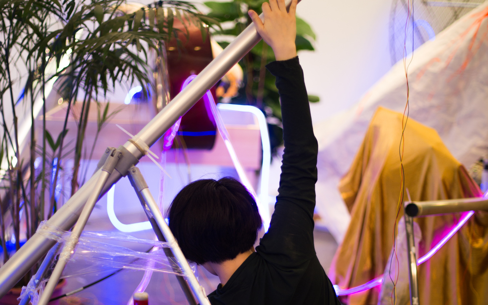 Yang Jian präsentiert ihre Kunstwerk »Forest of Sensors« indem sie den Parcour einmal vormacht