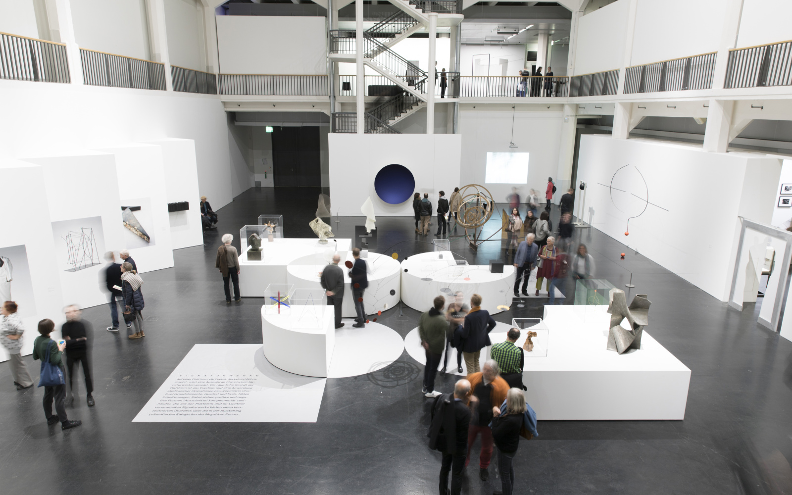 Viele Menschen befinden sich in Lichthof 8 und schauen sich die Kunstwerke der Ausstellung »Negativer Raum« an