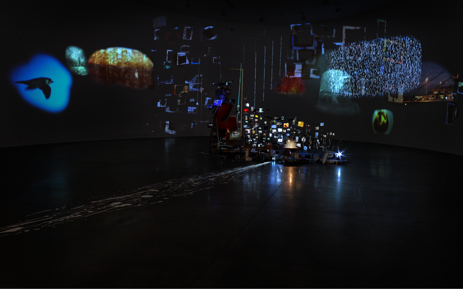 Foto eines dunklen Ausstellungsraumes mit Lichtreflexionen.