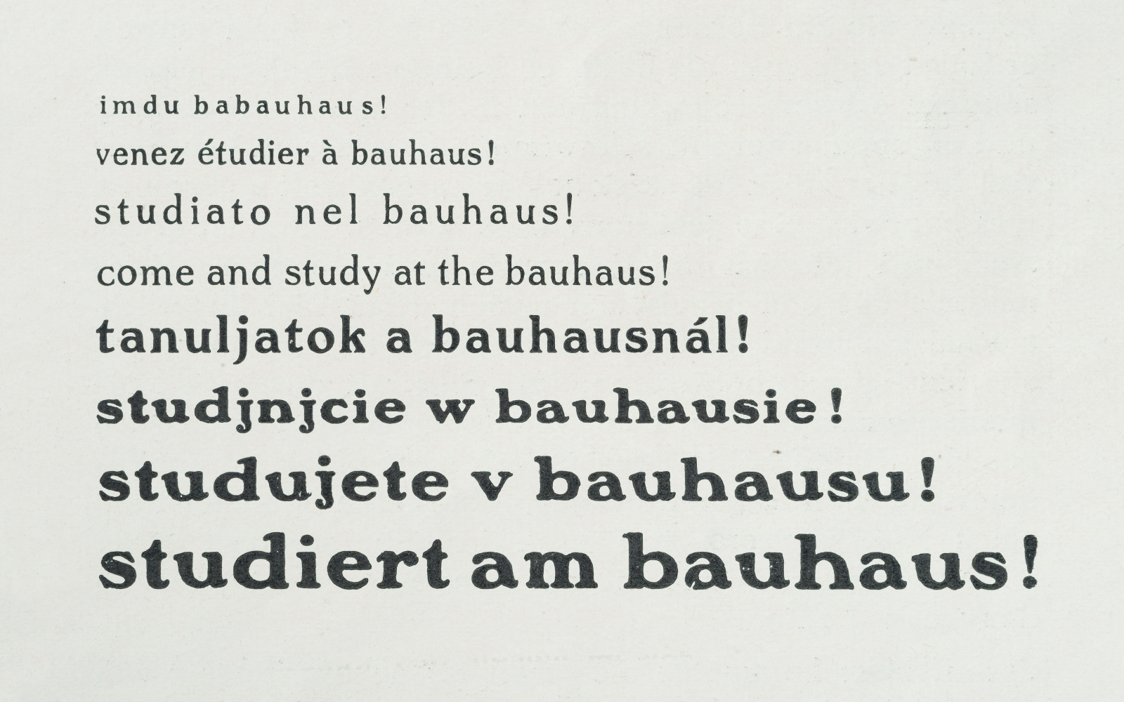 Ein immer größer werdender Schriftzug fordert in verschiedenen Sprachen dazu auf am Bauhaus zu studieren.