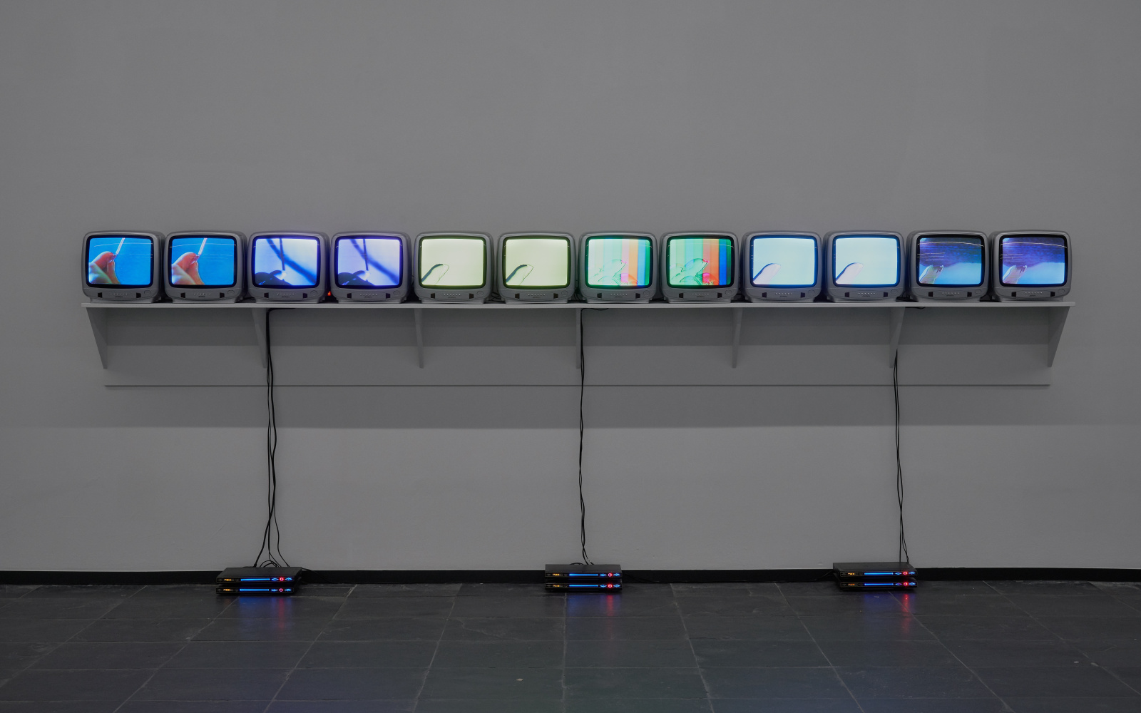 Zhang Peili, Assignment No. 1, 1992. 6 Kanal Installation mit 12 Bildschirmen