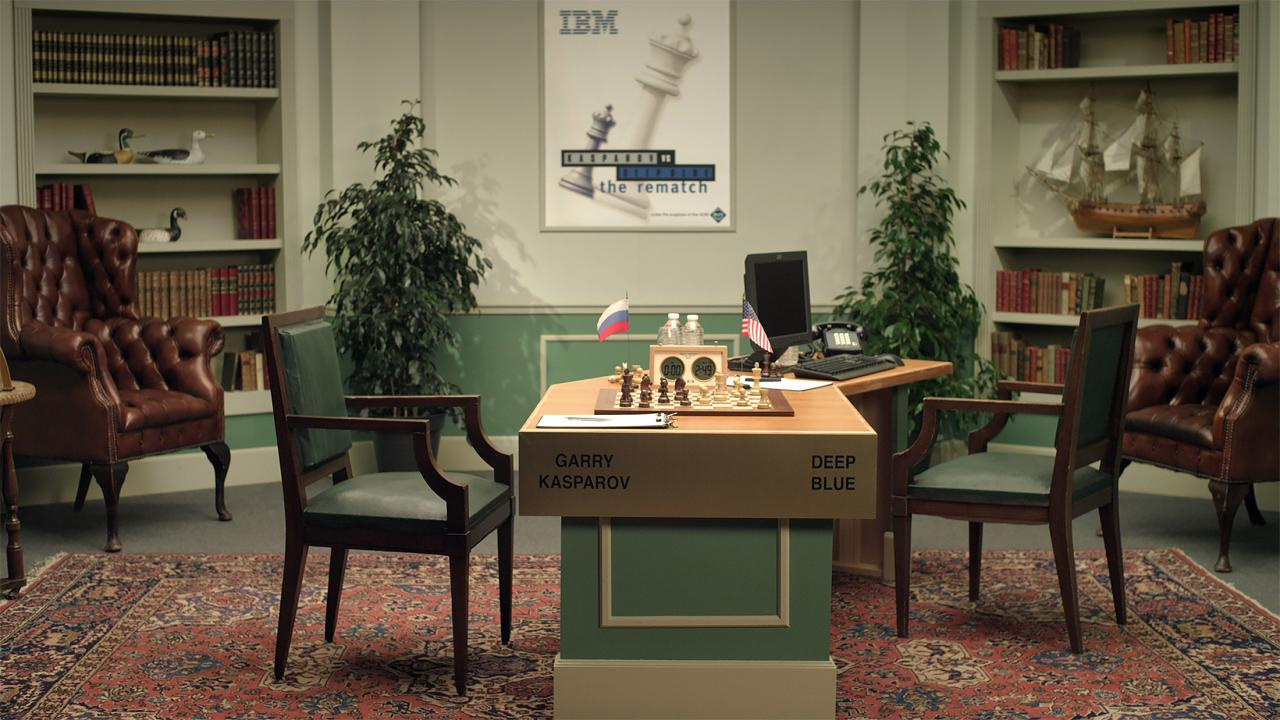 Rauminstallation einer Bürosituation mit einem aufgebauten Schachspiel
