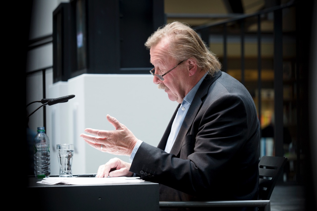 Das Foto zeigt den gestikulierenden Peter Sloterdijk bei einer Rede