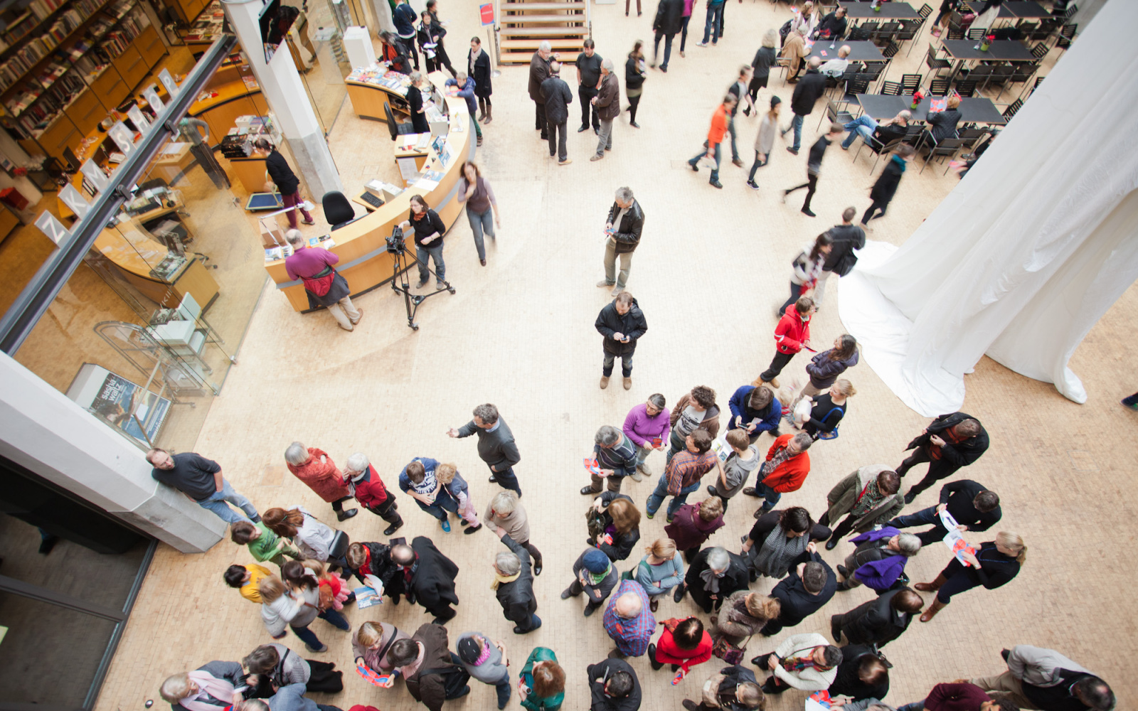 Besucher im ZKM_Foyer