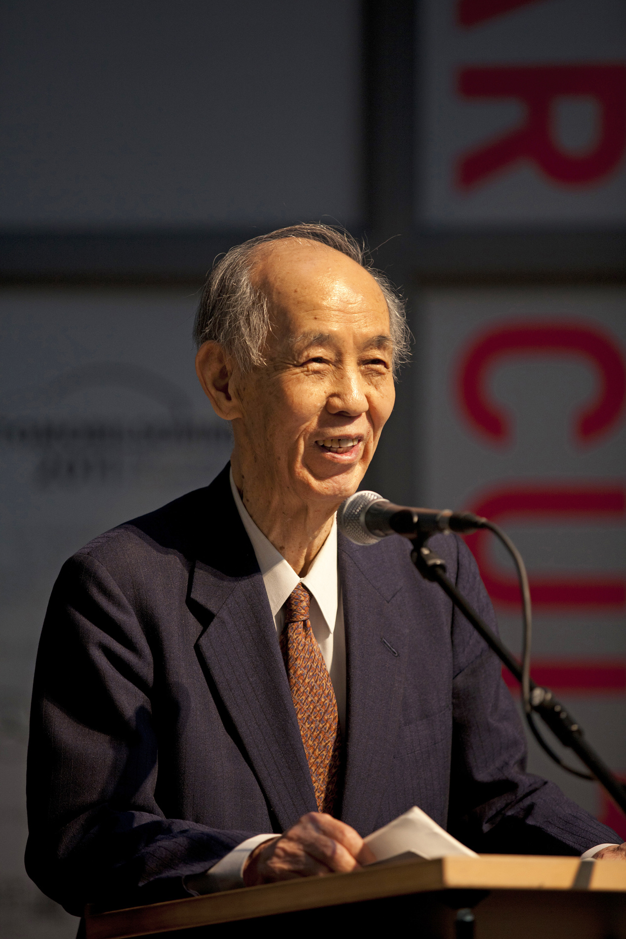 Hiroshi Kawano bei seinem Vortrag zur Eröffnung der Ausstellung