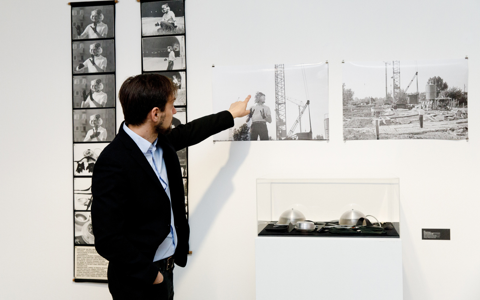 Blick in die Ausstellung »Durch den schalldichten Vorhang. Das Experimentalstudio des Polnischen Rundfunks«