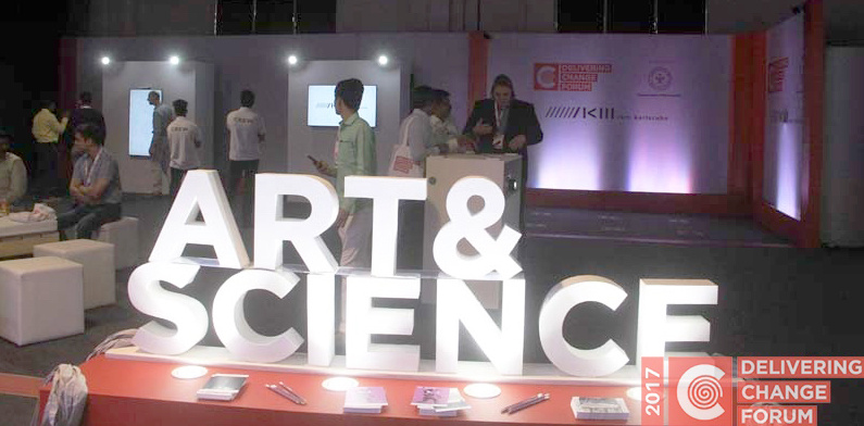 Das Bild zeigt den Schriftzug »Art & Science« auf dem Delivering Change Forum in Indien 