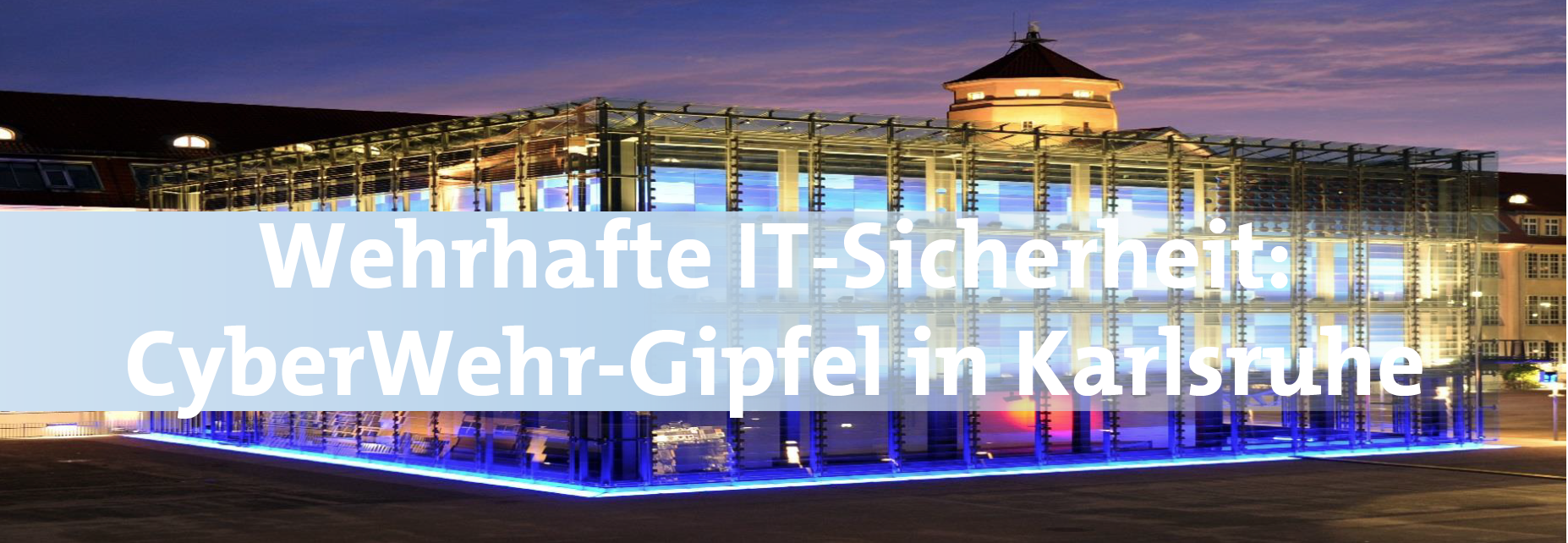 Schriftzug Wehrhafte IT-Sicherheit: Cyberwehr-Gipfel in Karlsruhe über dem Gebäude des ZKM. 