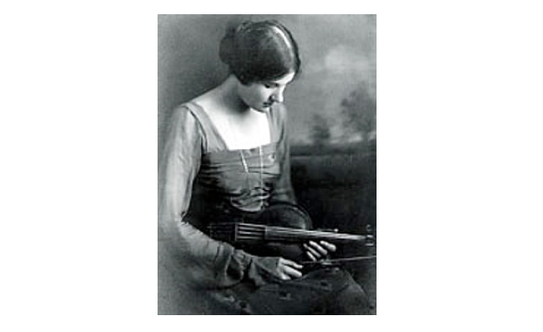 Eine Fotografie mit dem Portrait einer jungen Frau mit einer Viola.