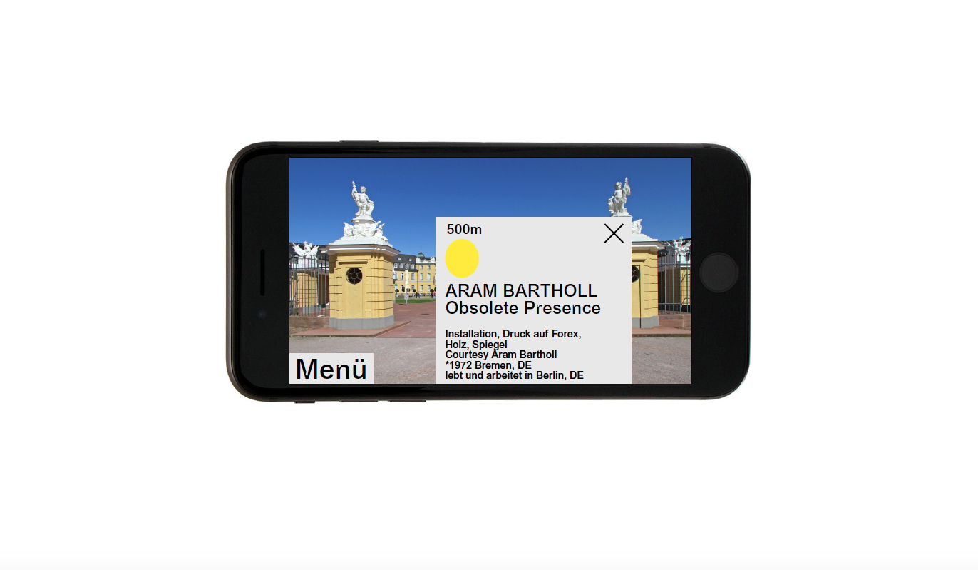 Zu sehen ist eine Animation eines Smartphones. Das Smartphone zeigt auf dem Display das Karlsruher Schloss. Vor dem Bild des Schlosses ist ein geöffnetes Pop-Up-Fenster, das Informationen zu einem Kunstwerk in der Nähe liefert.