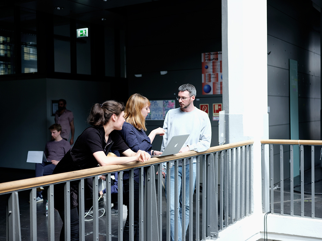 Critical Zones Forschungsseminar an der Staatlichen Hochschule für Gestaltung Karlsruhe (HfG) während der Session im Mai 2018