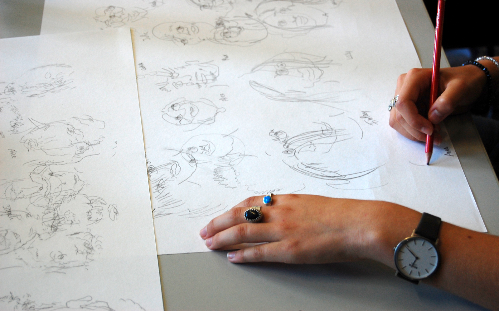 Zu sehen zwei Hände, die auf einem Blatt Papier zeichnen im Rahmen einer Veranstaltung der Kulturakademie.