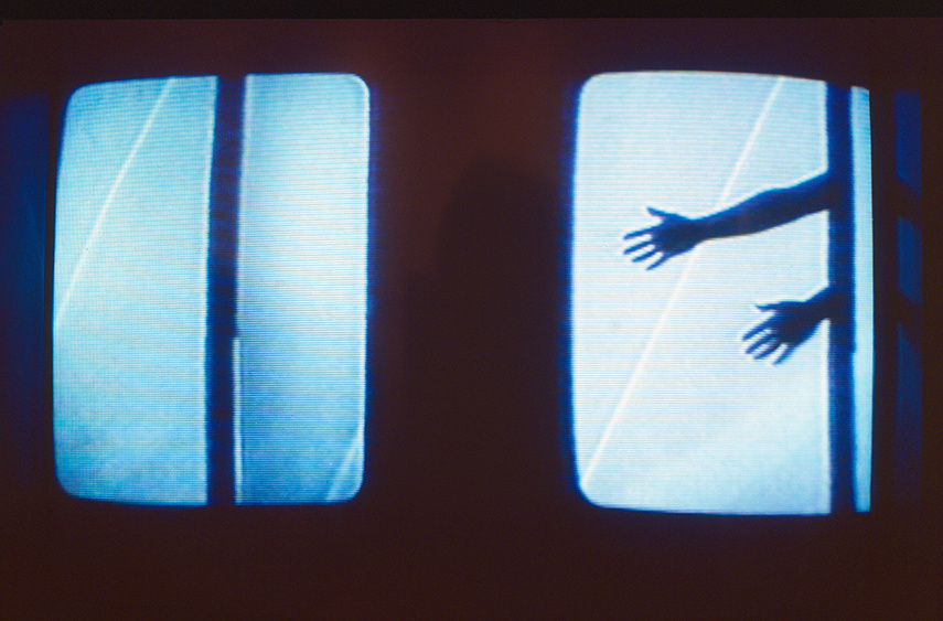 Ein Bildschirm zeigt ein Einkanalvideo im Videoformat Umatic, die Arbeit heißt »Perpetuum mobile I« und stammt von Michael Bielicky.