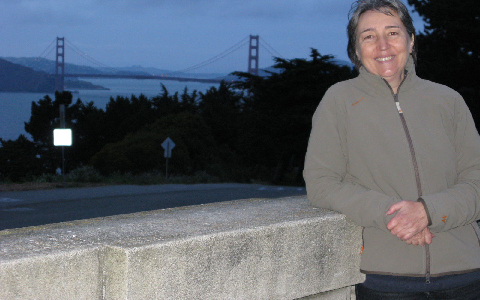 The composer and musicologist Evelyne Gayou in front of the golden gate bridge