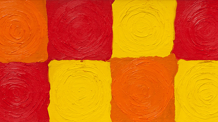 Zwölf farbig gemalte Quadrate in zwei Reihen übereinander in den Farben Gelb, Orange und Rot.