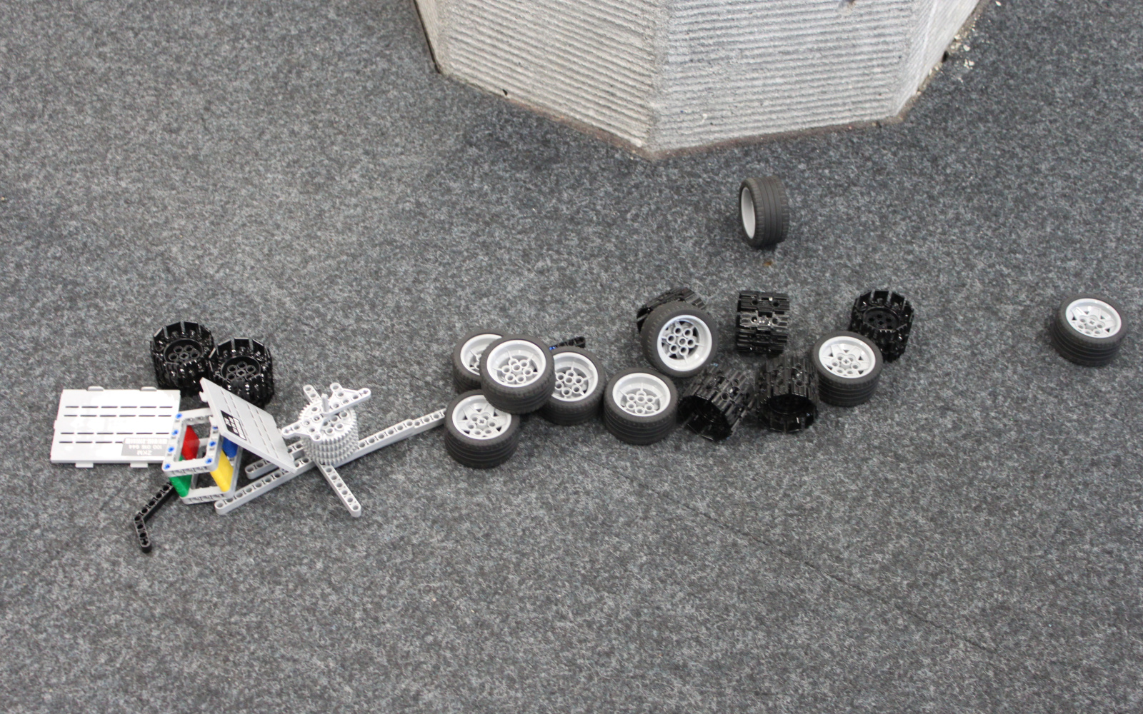 Lego-robotparts spreaded on the floor.
