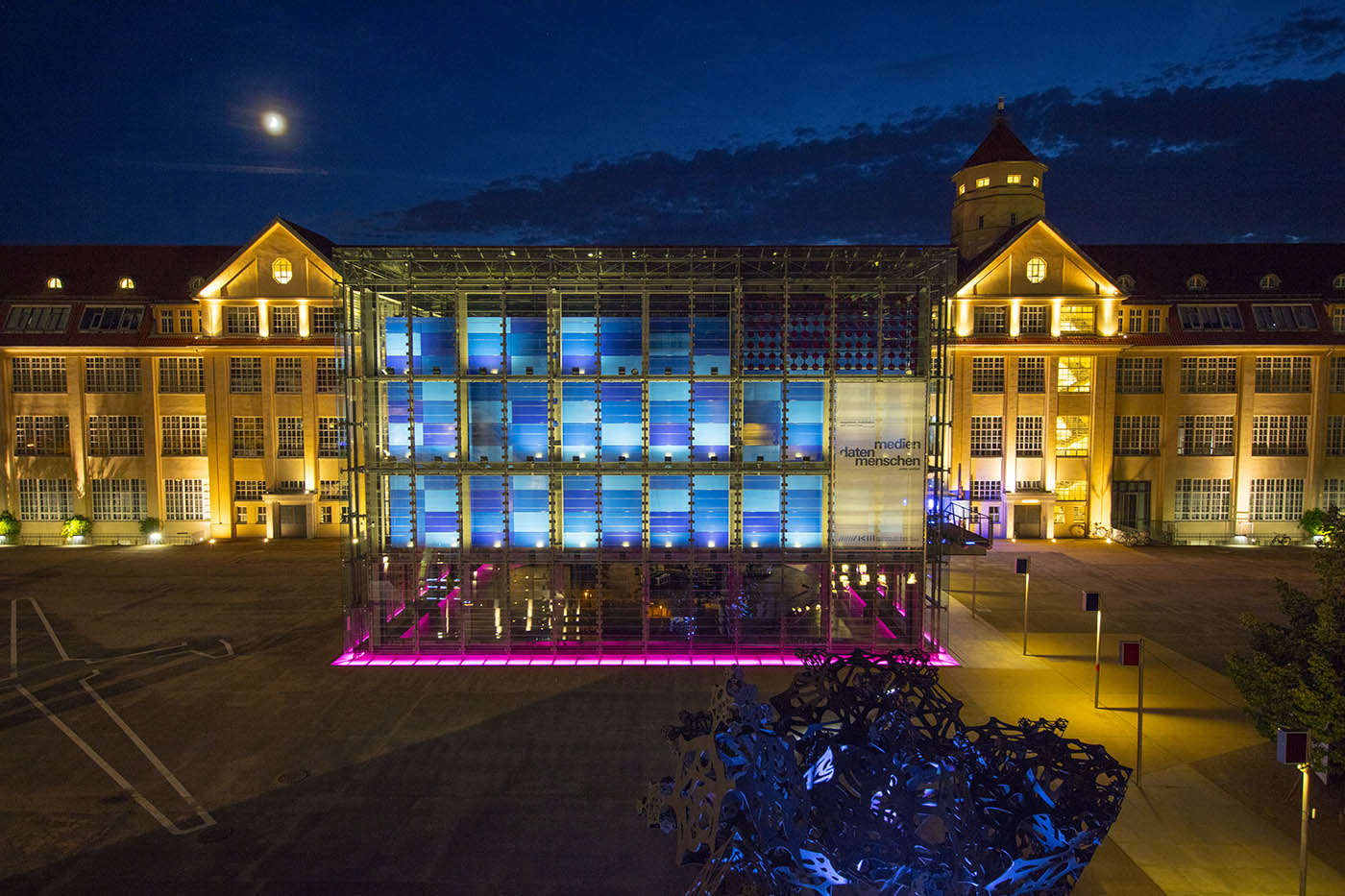 Das Bild zeigt das beleuchtete ZKM-Gebäude bei Nacht 