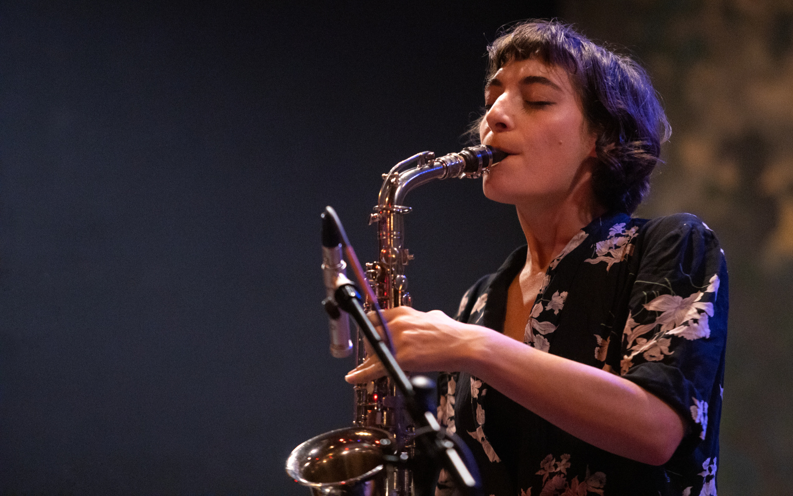 Ein Foto der Musikerin Lea Bertucci, die grade Saxofon spielt.