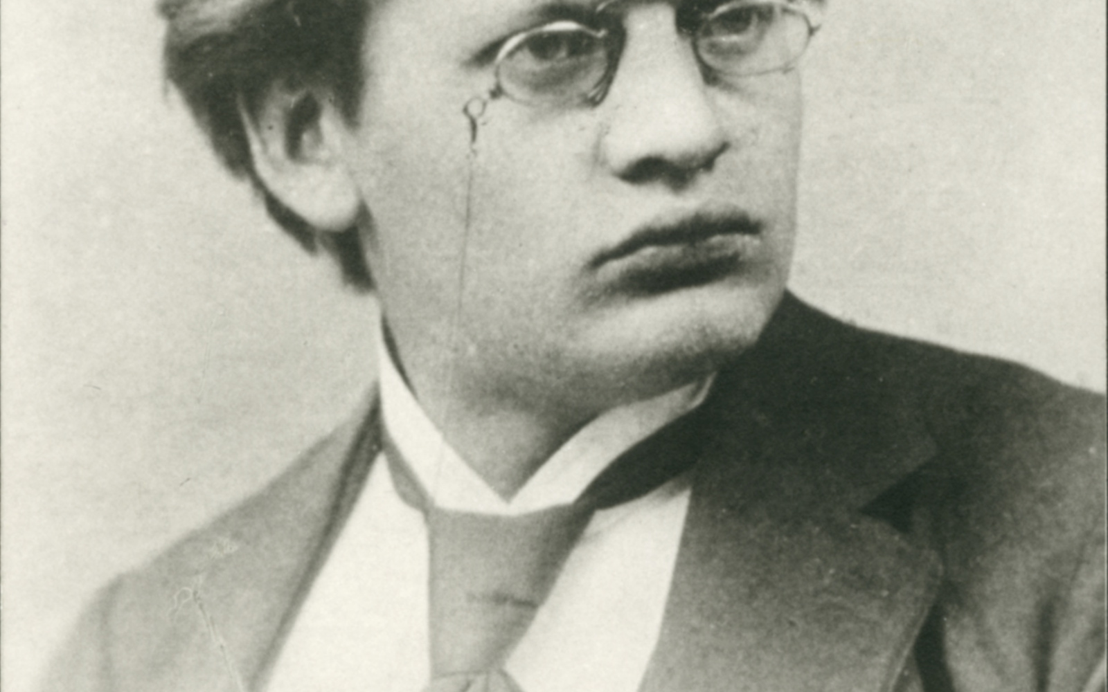 Porträtzeichnung von einem Mann mit Brille