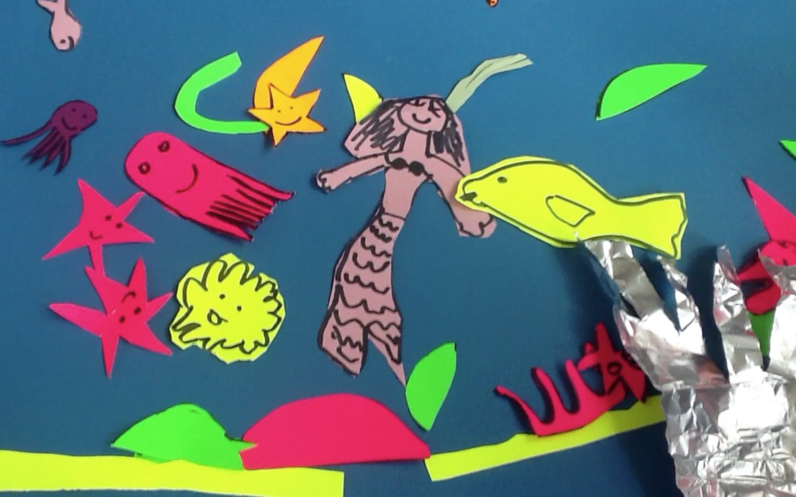 Standbild aus Stop-Motion Trickfilm. Eine Unterwasserszene mit Quallen und Fischen sowie einer Meerjungfrau.
