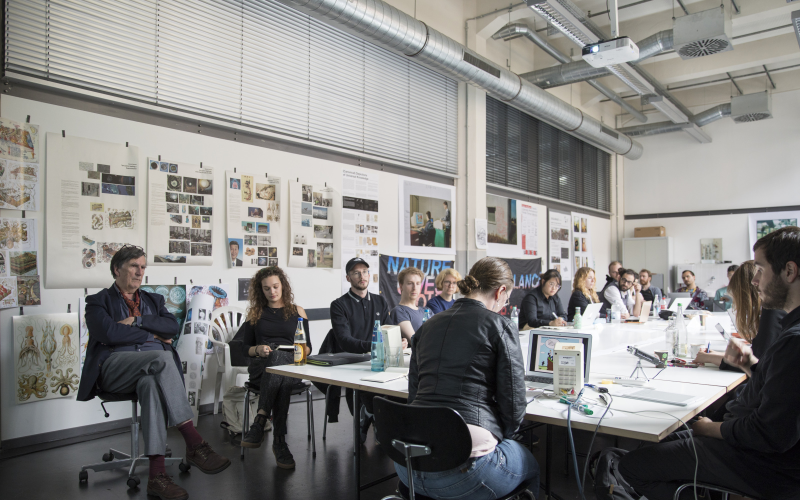 Critical Zones Forschungsseminar an der Staatlichen Hochschule für Gestaltung Karlsruhe (HfG) während der Sitzung im Mai 2018