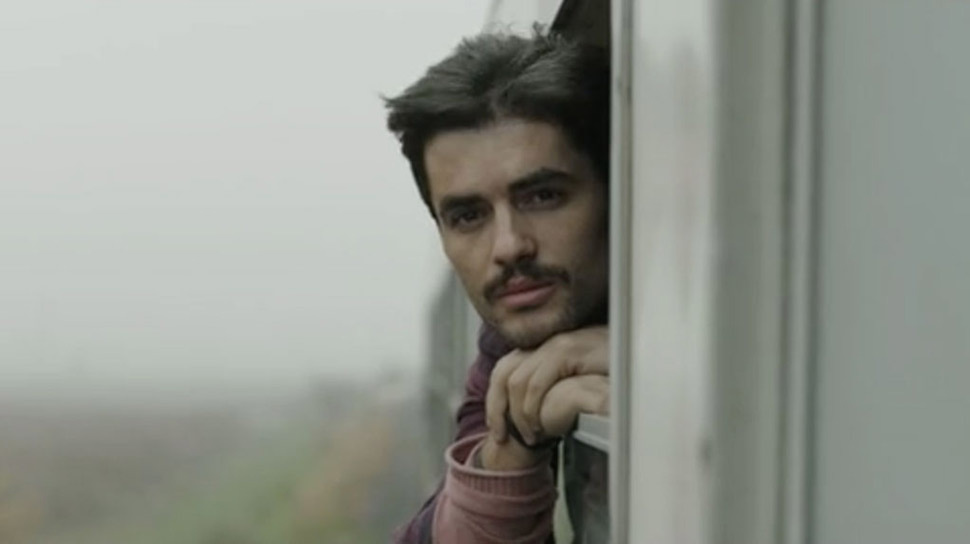 Filmstill aus »Zer«: Ein junger Mann schaut aus dem Zug.