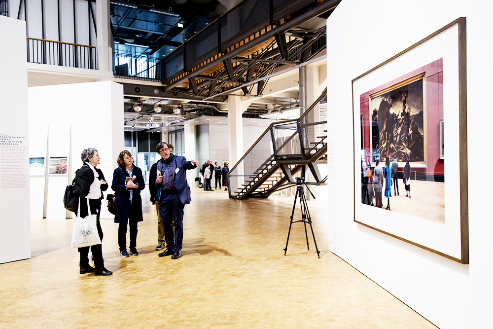 Bruno Latour explains a work of the exhibition »Reset Modernity!«