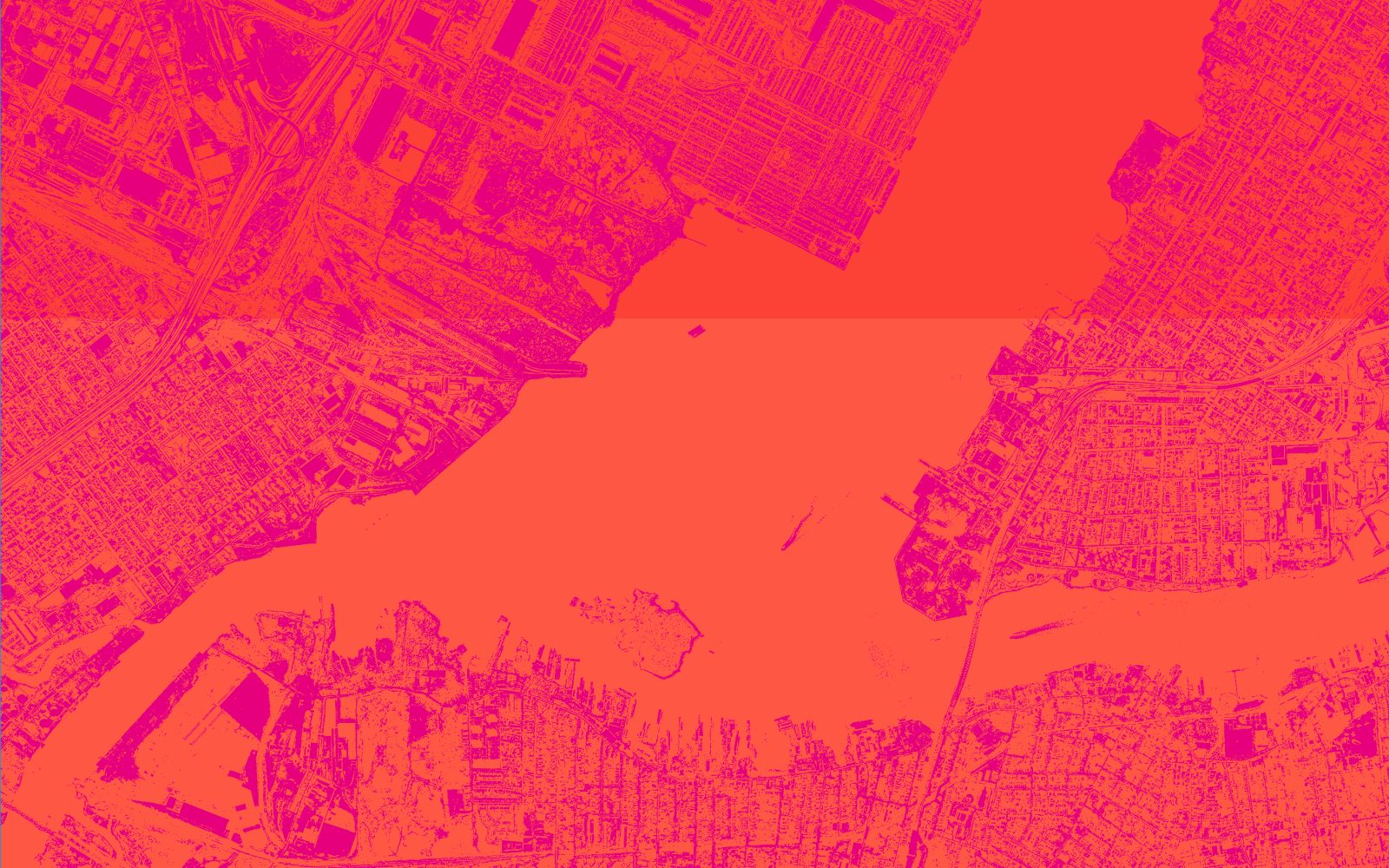 Aus der Vogelperspektive blickt man auf eine Stadt mit Fluss und vielen Häusern. Das Bild ist rot und lila eingefärbt.