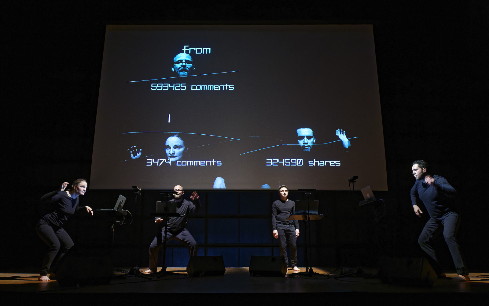 Vier Künstler auf der Bühne vor einer Leinwand