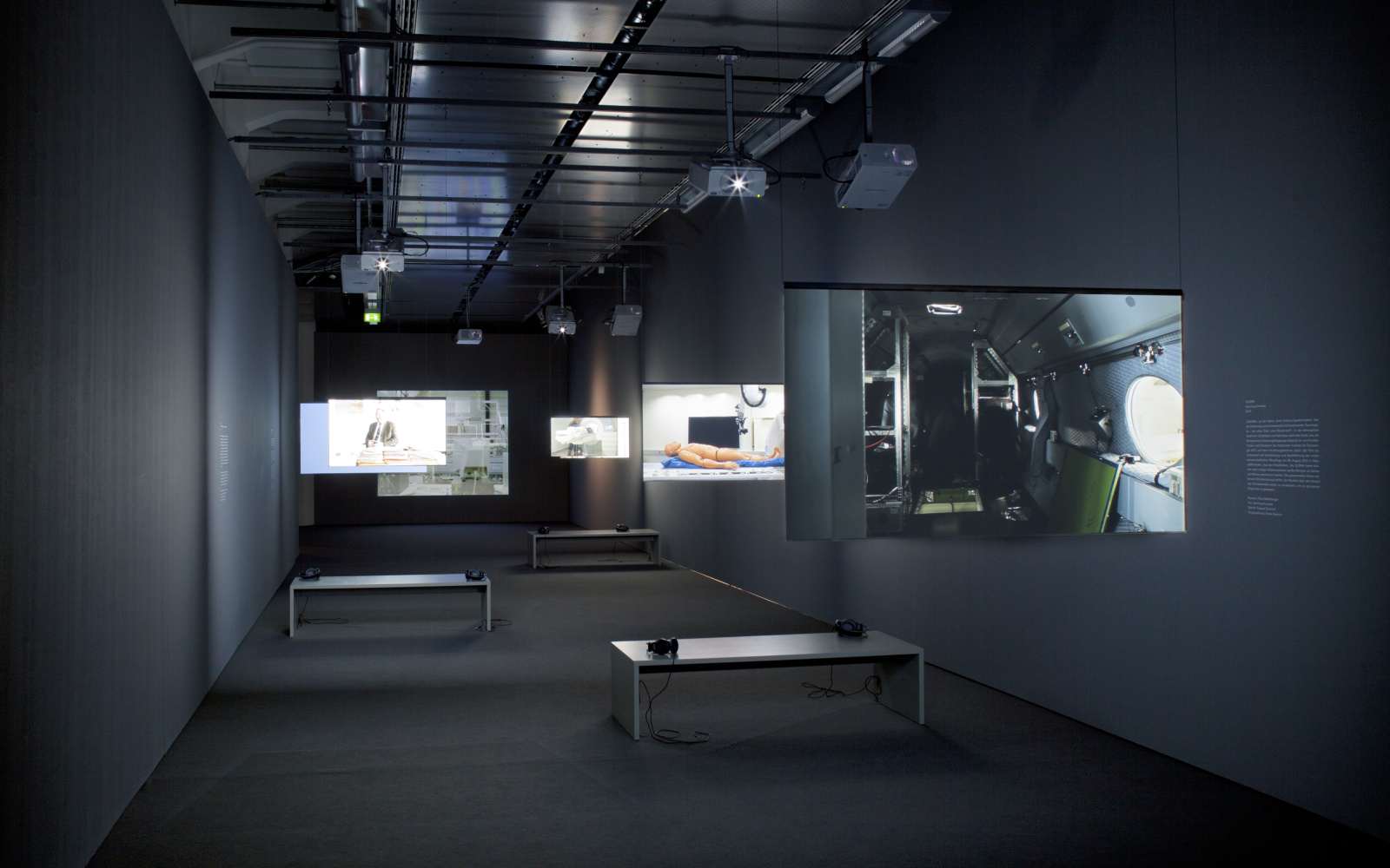 Ausstellungsansicht Maschinensehen. Sechs Projektionen auf hängenden Screens verschiedener Größe.